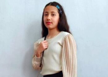 Olay günü iş yerine gitmemiş, mahallede eldivenle dolaşmış