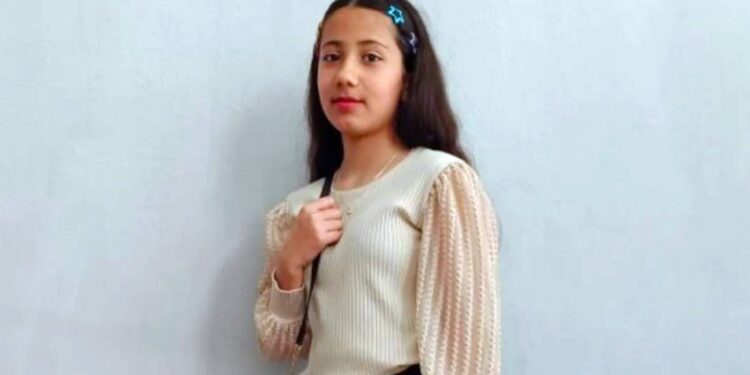 Olay günü iş yerine gitmemiş, mahallede eldivenle dolaşmış