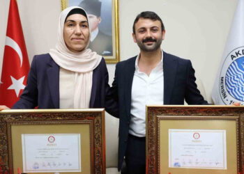 Önceki gün gözaltına alınmışlardı; Akdeniz Belediyesi eş başkanları adliyeye sevk edildi