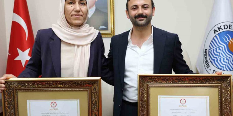 Önceki gün gözaltına alınmışlardı; Akdeniz Belediyesi eş başkanları adliyeye sevk edildi