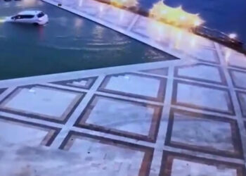 Otel Havuzuna Arabasıyla Daldı, Canını Zor Kurtardı