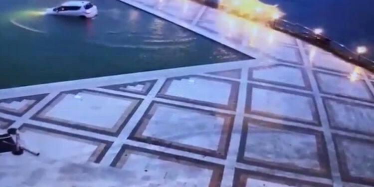 Otel Havuzuna Arabasıyla Daldı, Canını Zor Kurtardı