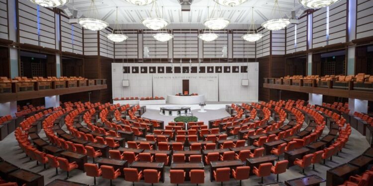 Otel yangınıyla ilgili Meclis araştırma komisyonu kuruldu