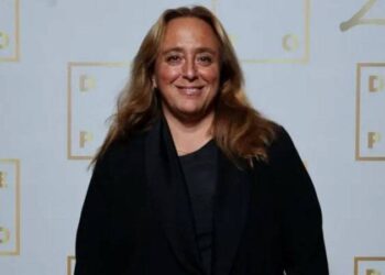 Oyun haklarını satın aldı, film yapıp kendi oyuncularını oynattı