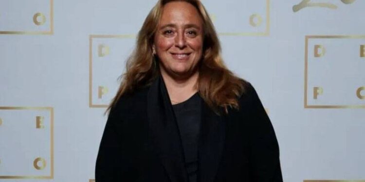 Oyun haklarını satın aldı, film yapıp kendi oyuncularını oynattı