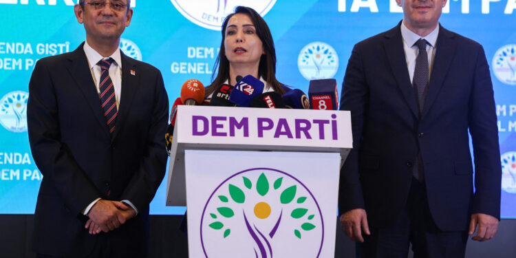 Özel'den DEM Parti'ye: Atılacak her adımı destekleriz