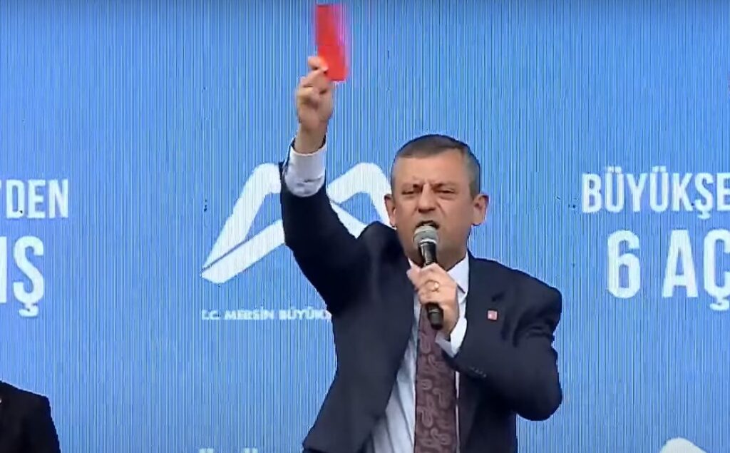 Özel'in büyük sürprizi 'kırmızı kartmış'