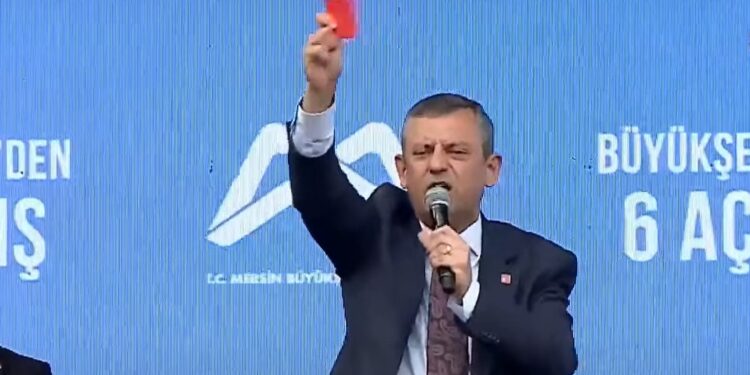 Özel'in büyük sürprizi 'kırmızı kartmış'