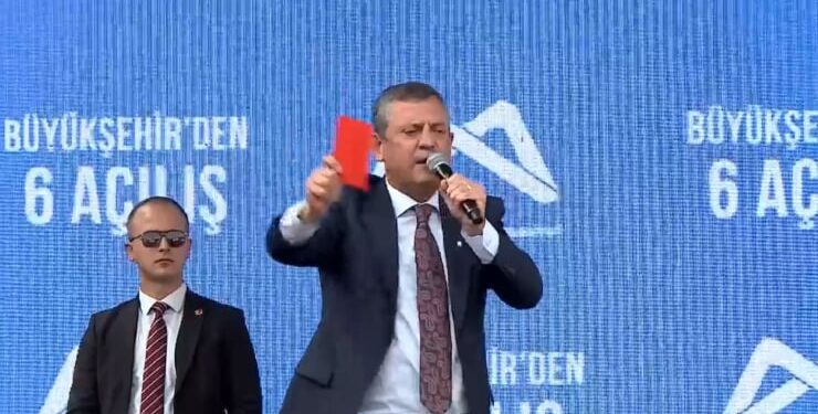 Özel’in ‘büyük sürprizi’: Kırmızı kart