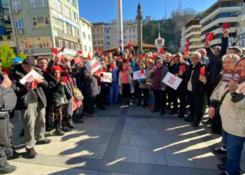 Rize Çayeli'nde CHP'nin "kırmızı kart" eylemi; "Zavallı emekliyi dilenci ettiler, kendileri sefalar içine yaşıyorlar"