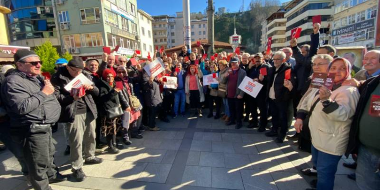 Rize Çayeli'nde CHP'nin "kırmızı kart" eylemi; "Zavallı emekliyi dilenci ettiler, kendileri sefalar içine yaşıyorlar"