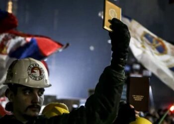 Sırbistan’da 15 kişinin öldüğü istasyon kazası: Öğrenciler yol kapattı