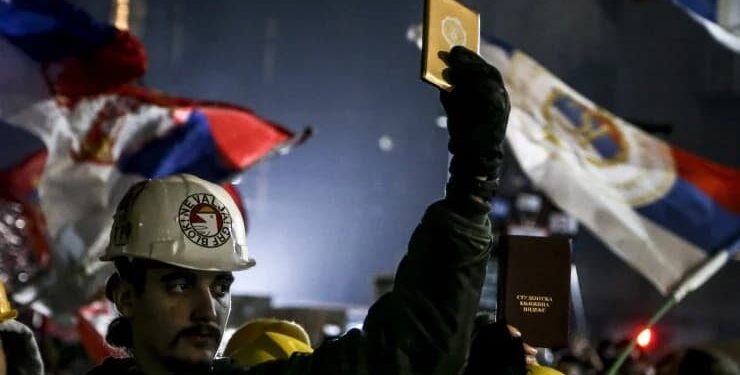 Sırbistan’da 15 kişinin öldüğü istasyon kazası: Öğrenciler yol kapattı