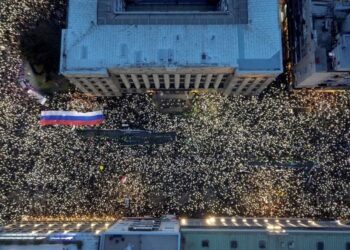 Sırbistan’daki protestolar başbakanı istifa ettirdi: Tren istasyonunda 15 kişi ölmüştü