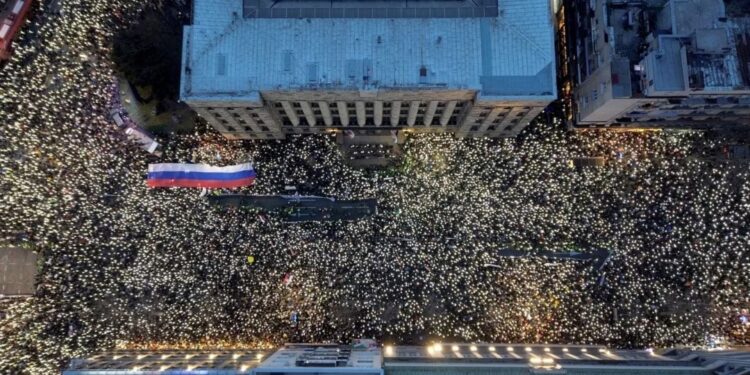 Sırbistan’daki protestolar başbakanı istifa ettirdi: Tren istasyonunda 15 kişi ölmüştü