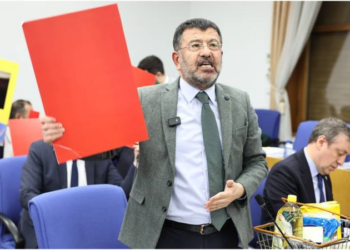 TBMM Plan ve Bütçe Komisyonu'nda CHP'li vekillerden iktidar milletvekillerine kırmızı kart; "Millet 300 gram kıyma alamıyor siz pirzola ile besleniyorsunuz"