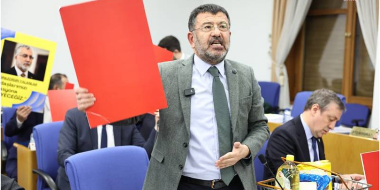 TBMM Plan ve Bütçe Komisyonu'nda CHP'li vekillerden iktidar milletvekillerine kırmızı kart; "Millet 300 gram kıyma alamıyor siz pirzola ile besleniyorsunuz"