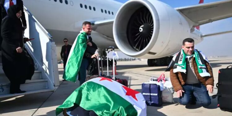 THY uçağı, 13 yıl sonra Şam'a düzenlediği ilk seferde törenle karşılandı