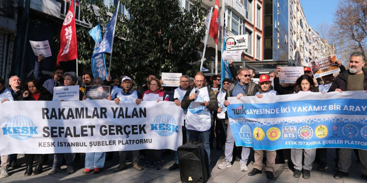 TÜİK önünde toplandılar: “Asgari ücretlinin cebinden 2 bin 443 lira çaldınız!”