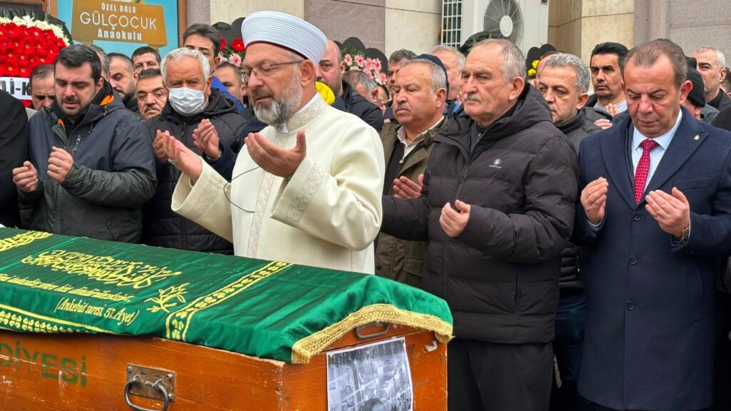 Tanju Özcan, yangın faciasında hayatını kaybeden Ceren Yaman Doğan ve kızı Lalin Doğan’ın cenaze namazına katıldı