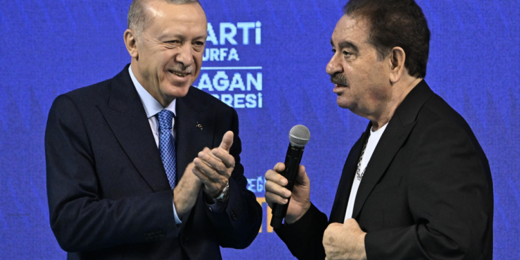 Tatlıses Cumhurbaşkanı Erdoğan'a Şarkı Söyledi