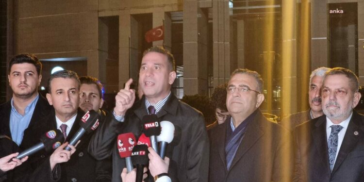 Tek adam, o koltukta oturmak için arkamızdaki binayı kullanıyor!