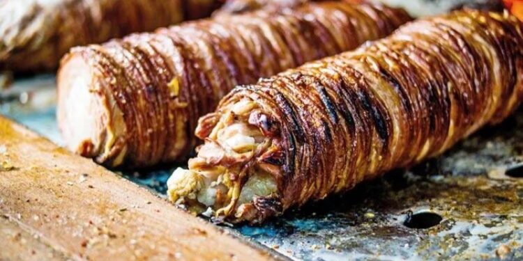 Tekirdağ'da takdir belgesini getiren öğrencilere kokoreç ikramı