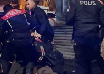 Telefon Şarjı Ortalığı Karıştırdı! Polis Güçlükle Ayırdı