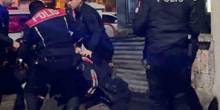 Telefon Şarjı Ortalığı Karıştırdı! Polis Güçlükle Ayırdı