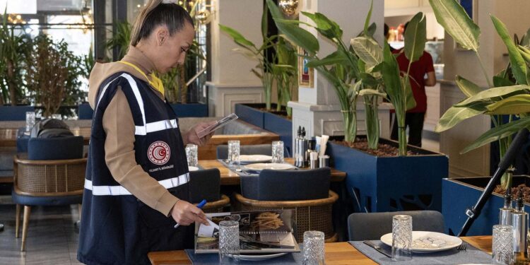 Ticaret Bakanlığı, yılbaşı öncesi Ankara'da ürün ve fiyat etiketi denetimi yaptı