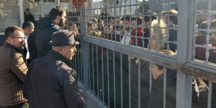 Tokat’ta 6 aydır maaş alamayan kot fabrikasındaki yüzlerce işçi iş bıraktı