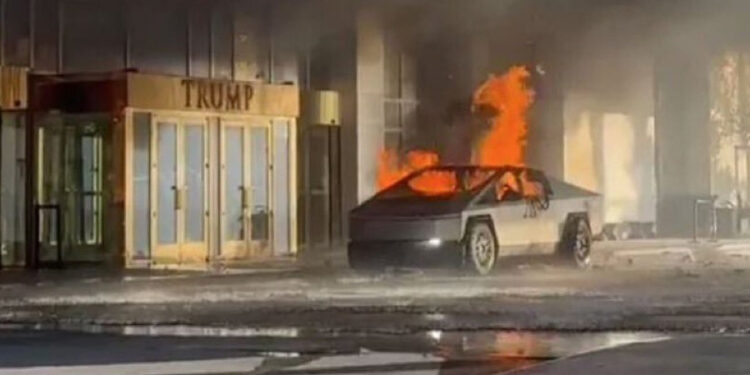 Trump’ın otelinin önünde Tesla alev alarak patladı