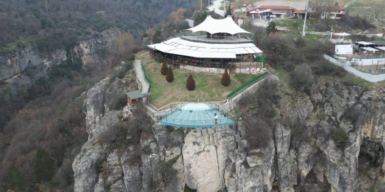 Türkiye'nin ilk cam seyir terasını geçen yıl tam 210 bin 562 kişi ziyaret etti