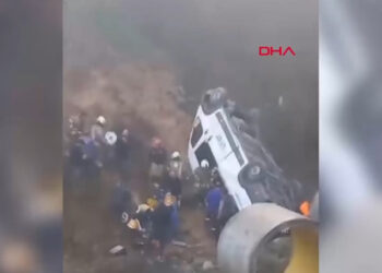 Tuzla’da servis minibüsü dere yatağına düştü: 3 ölü, 15 yaralı