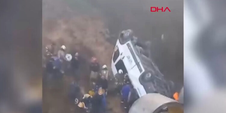 Tuzla’da servis minibüsü dere yatağına düştü: 3 ölü, 15 yaralı