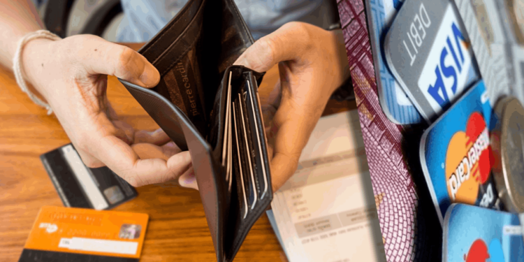 Vatandaş Faiz Cenderesinde: Kartlar Patladı, Borçlar Trilyonları Aştı