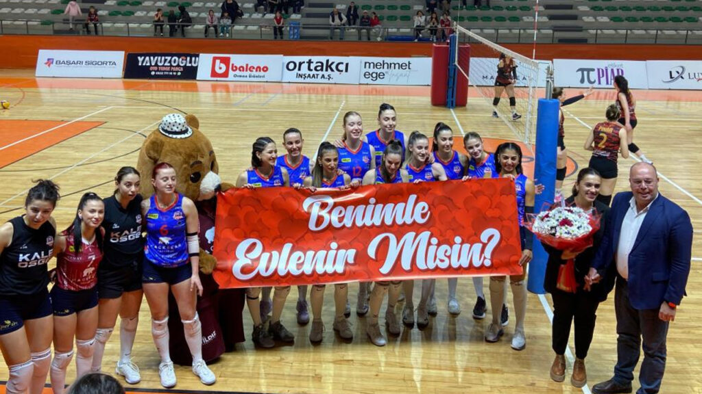 Voleybol Maçında Sürpriz Evlilik Teklifi