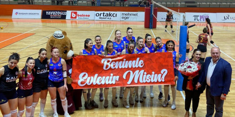 Voleybol Maçında Sürpriz Evlilik Teklifi