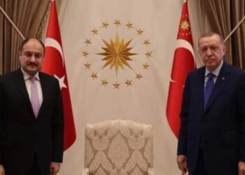 YRP'den istifa etti, şehri Erdoğan afişleriyle donattı
