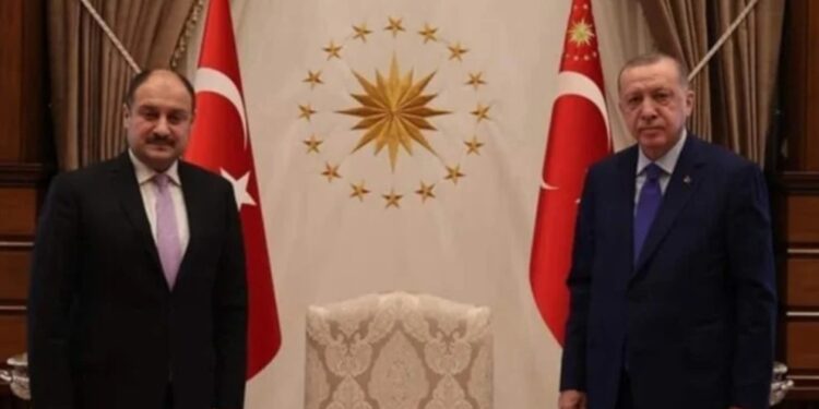 YRP'den istifa etti, şehri Erdoğan afişleriyle donattı