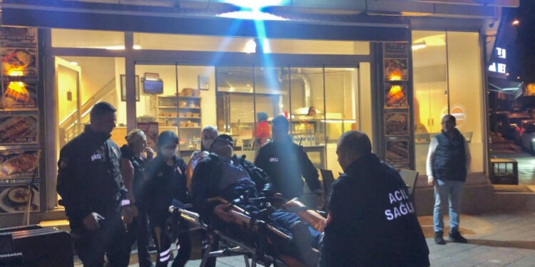 Yaşlı Adamı Telefonu İçin Bıçakladılar