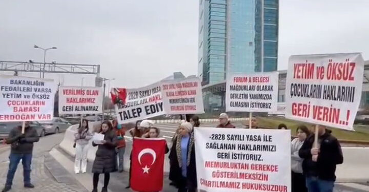 Yetiştirme yurtlarında büyüyen gençler, Aile Bakanlığı’nın önünde eylem yaptı: “İşimizi geri istiyoruz”