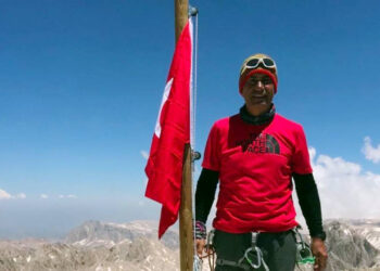 Yıpranan Türk Bayrağını Değiştirmek İçin Yola Çıkmıştı... Kaybolan Dağcı Her Yerde Aranıyor