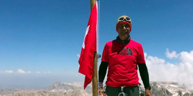 Yıpranan Türk Bayrağını Değiştirmek İçin Yola Çıkmıştı... Kaybolan Dağcı Her Yerde Aranıyor