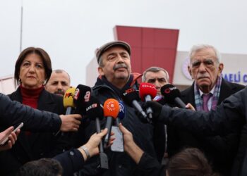 ABD’yi saran alevlerin arasında ürkütücü ‘yangın hortumu’ görüldü