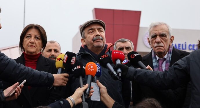 ABD’yi saran alevlerin arasında ürkütücü ‘yangın hortumu’ görüldü