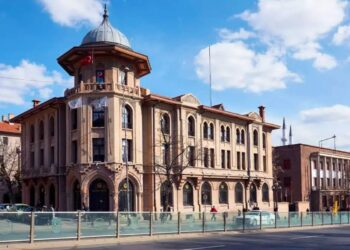 Yunus Emre Vakfı’na 'naylon fatura' soruşturmasında gözaltı kararı verilen eski Başkan Şeref Ateş evinde bulunamadı