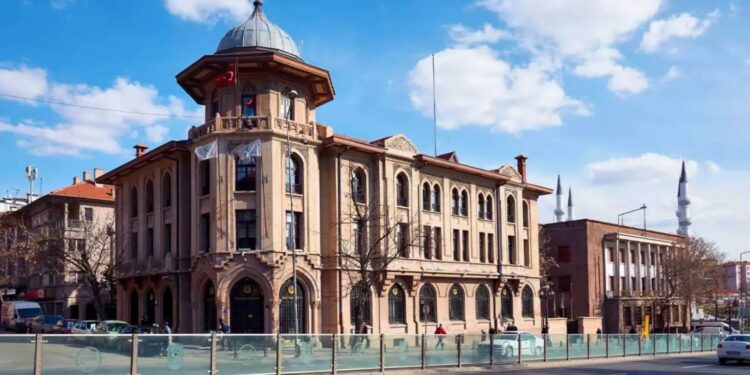 Yunus Emre Vakfı’na 'naylon fatura' soruşturmasında gözaltı kararı verilen eski Başkan Şeref Ateş evinde bulunamadı