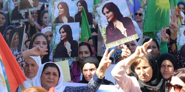 İran’da 2 gazeteci ‘af’ listesine eklendi