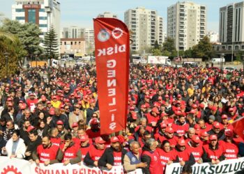 Seyhan Belediyesi işçilerinden ‘iş yavaşlatma’ eylemi